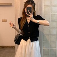 Áo len cổ chữ V phong cách Chanel Áo len nữ tay ngắn mùa hè Phong cách mới phù hợp với thiết kế thời trang Nút ngắn hàng đầu 3.25