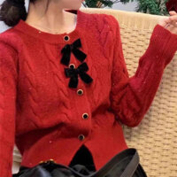 Áo len dệt kim màu đỏ nơ lụa sáng Áo len xoắn bên ngoài