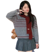 Áo len kẻ kèm khăn choàng