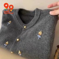 Áo len lông cừu gấu trúc thêu màu xám Áo khoác nữ thu đông 2024 Phong cách mới Lười Phong cách dệt kim nhỏ Cardigan