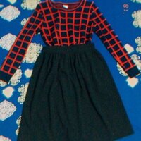 Áo len sọc caro đỏ xanh đen + chân váy xoè đen