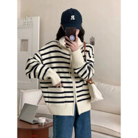 Áo len sọc ngang cổ cao màu be phối khoá basic có túi 2 bên phong cách Hàn Quốc