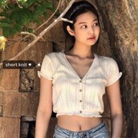 Áo len trắng croptop Jennie