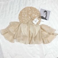 áo lụa cổ yếm bồng bềnh che khuyết điểm bắp tay