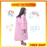 Áo mưa măng tô đeo Balo cho bé cấp 1, chất liệu nhựa dẻo dai dày dặn có dây kéo chống thấm ướt hoàn toàn.