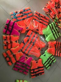 Áo phao bơi.Kích cỡ: 1Mầu sắc: Da cam .Chất liệu: xốp không vỡ.Dùng trong cứu hộ sông nước, phụ kiện tầu thuyền