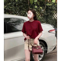 Áo phông đỏ thêu ngựa