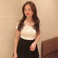 Áo phông trắng cổ tim