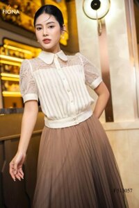 Áo sơ mi dáng bo gấu, thân trước may ly xếp, cúp ngực và tay phối ren lưới hoa hồng