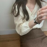 áo sơ mi nữ cổ chữ V phối ren tay chun ( hàng order).                                                                  .
