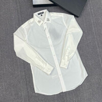 Áo sơ mi trắng nam dài tay vải lụa nến trắng trơn tag logo chữ DG bạc hai bên cổ đơn giản SM127P