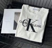 Áo Thun Calvin Klein Monogram White Logo Thêu [ J320770-0 ]