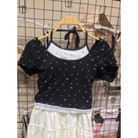 áo thun chấm bi phối áo yếm dây buộc cổ tiểu thư