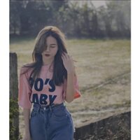 Áo thun màu hồng in chữ