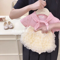 ÁO THUN MÀU HỒNG PHỐI VỚI CHÂN VÁY XOÈ MÀU TRẮNG BE