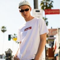 Áo Thun Nam Màu Trắng Tay Ngắn In Khung Chữ Đỏ Lilbetter MYROSE169