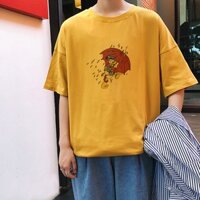 Áo Thun Nam Màu Vàng Nghệ Unisex In Hình Chú Vịt Che Dù Trời Mưa MYROSE169