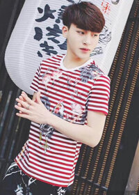 áo thun nam sọc ngang nhỏ họa tiết bông chìm - sọc trắng - đỏ  - L