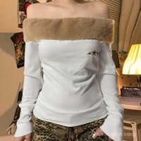 Áo thun nữ cổ yếm vai trần phong cách Mỹ, tay dài, thiết kế ôm sát, phối màu nổi bật, kết hợp thêu họa tiết ngôi sao và viền lông cá tính, phù hợp để mặc ngoài, mang lại vẻ ngoài gợi cảm và thời thượng.