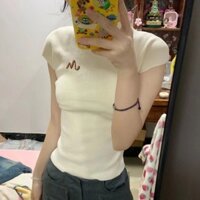 Áo thun trắng nhạt thêu chữ, tay ngắn, áo cổ lọ mùa hè cho phụ nữ, áo cơ bản dệt kim, dáng ôm, áo top ôm sát Oh De Me Note Me 4GGS
