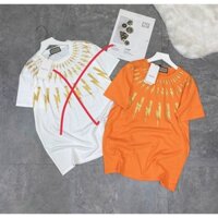 Áo thun viền tia chớp quanh cổ siêu đẹp, phom rộng giấu quần.