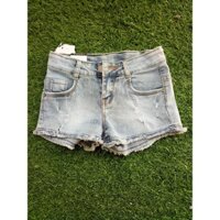 Áo trắng lệch tà phối cùng quần sort jean bé gái