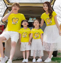Áo váy quần màu vàng gia đình trẻ trung