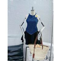 Áo yếm jean, chân váy ngắn xoè