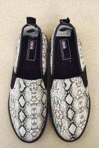 ASOS slip on da rắn trắng đen