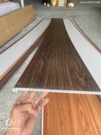 Bậc cầu thang gỗ nhựa SPC nội thất màu walnut