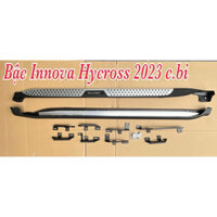 Bậc lên xuống Toyota Innova Cross 2023 chấm bi.