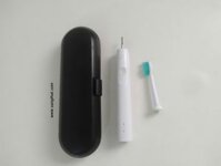 Bàn chải đánh răng điện màu trắng Philips Sonicare có hộp bảo quản đi kèm. Bàn chải hoạt động tốt