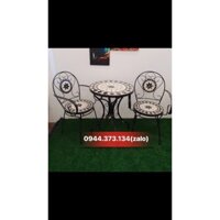 bàn ghế đá hoa văn sân vườn .