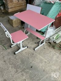 Bàn ghế học sinh màu hồng
