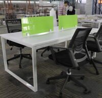 Bàn làm việc 4 chỗ vách ngăn kính màu SBS63