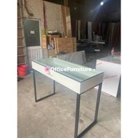 bàn makeup chuyên nghiệp,bàn kính trưng bày cao 90cm, bàn khung sắt mặt gỗ kèm kính dài 1m2