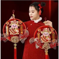 (Bản Tiếng Việt) Dải Treo Thần Tài Lắc Đầu Gọi Tài Lộc Bình An Dải Treo Thần Tài Lắc Lư Đồ Trang Trí Tết 2024