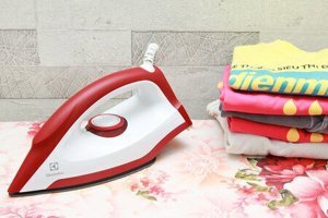 Bàn ủi Electrolux EDI1004