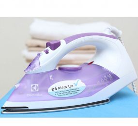 Bàn ủi hơi nước Electrolux ESI4015