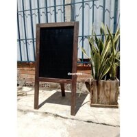 Bảng đen, bảng menu viết phấn một mặt có chân đứng chất liệu gỗ thông kích thước 120 x 60 viền nâu vintage