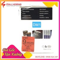 Băng in nhãn Dymo DM-40917 chữ đen nền đỏ khổ rộng 9 MM dài 7 mét, sử dụng cho máy Dymo LabelManager, phu hoang company