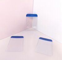 Bảng tên đeo thẻ nhựa (có viền xanh) "đứng" 9*6