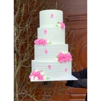 Bánh cưới 4 tầng gân hoa hồng trang trí tiệc cưới nhà hàng