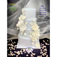Bánh cưới 4 tầng giả , bánh kem tone trắng hoa kem hiện đại