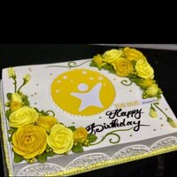 Bánh sinh nhật hình vuông có hoa kem và in ảnh