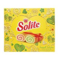 Bánh Solite cuộn nhân nhân kem vị dâu tây và lá dừa