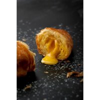 Bánh sừng bò (croissant) nhân trứng muối tan chảy