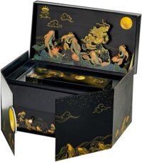 Bánh trăng vàng Kinh Đô hộp black and Gold 2 bánh với thiết kế đẹp mắt và sang trọng. Hộp gồm 1 bánh trung thu nhân mặn và 1 bánh trung thu nhân ngọt