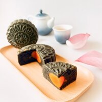 Bánh trung thu handmade - bánh than tre mè đen trứng muối