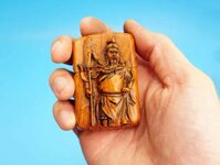 Bật lửa xăng đá zippo vỏ gỗ đàn hương đỏ khắc hình Quang Công
